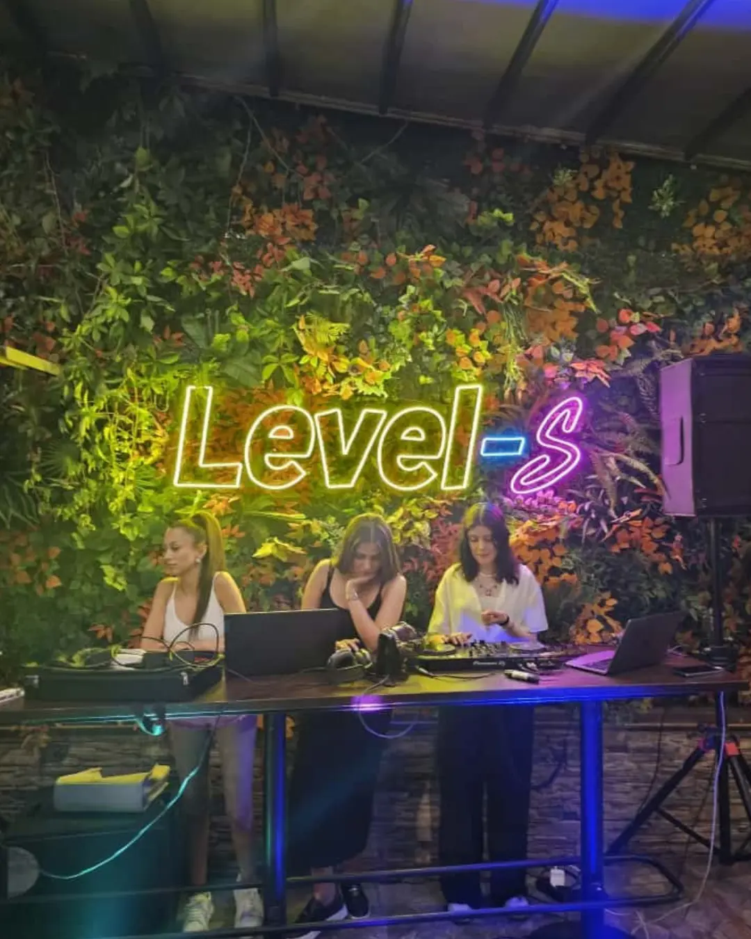 Level's Cafe Pub Mekan Görünümü